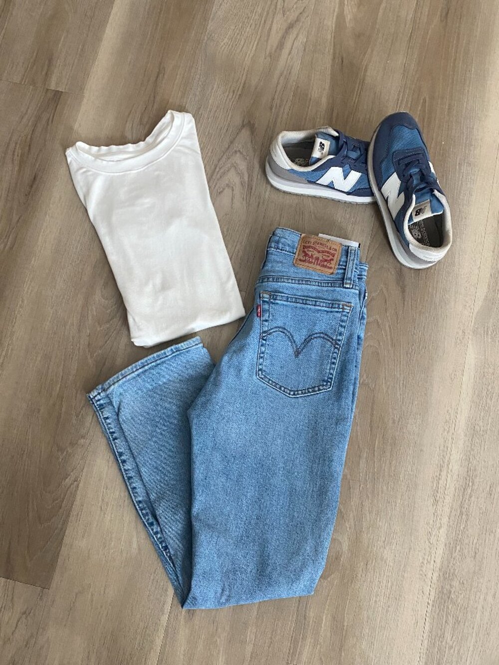 Levi’s Wedgie Straight Jeans Light Wash Distressed High Rise 26 Petite